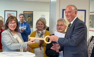 Symbolische Übergabe des Schlüssels von Herrn Ehrich (Vorstandsvorsitzender der Winkler-Stiftung) an Frau Edith Thaysen (Vorstandsvorsitzende des Vereins Kinderspielzentrum)